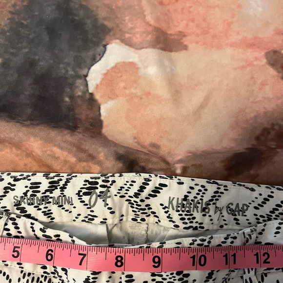Gap skinny mini khakis in a black and white abstract pattern. Size 4 - Picture 2 of 3